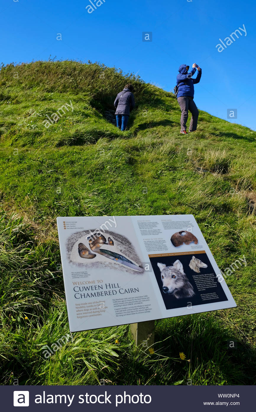 Visiteurs à Cuween Hill, un chambré néolithique des Orcades, Ecosse Cairn Banque D'Images
