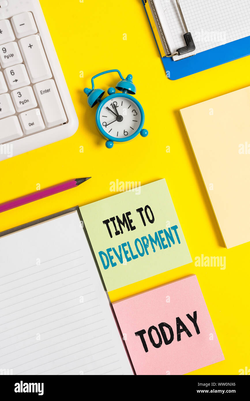 Main conceptuel écrit, indiquant le temps de développement. Ce qui veut