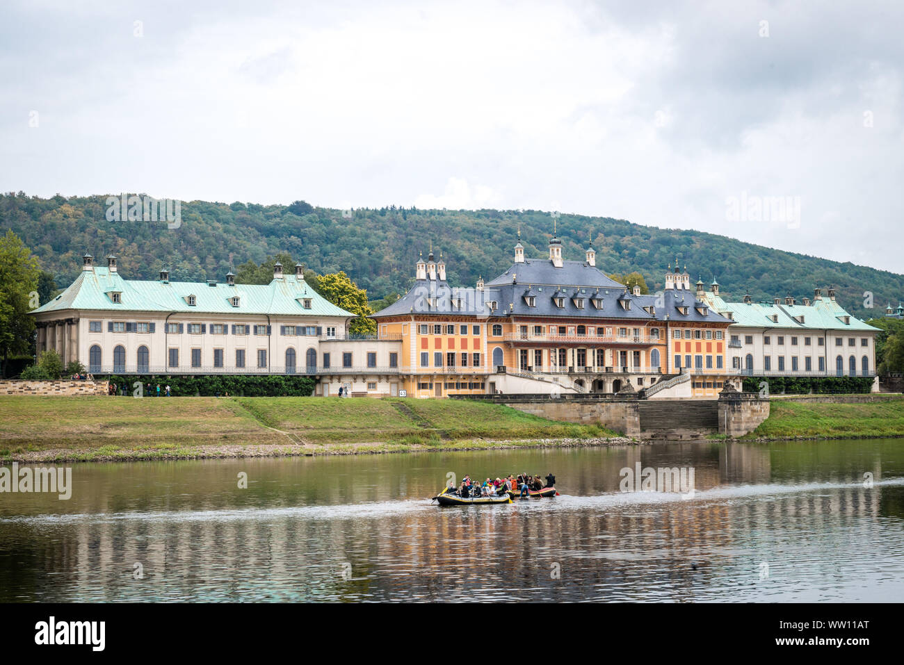 Pillnitz, Allemagne- le 7 septembre 2019 : de gens passent des vacances sur l'île d'Elbe, près de château de Pillnitz en Allemagne Banque D'Images