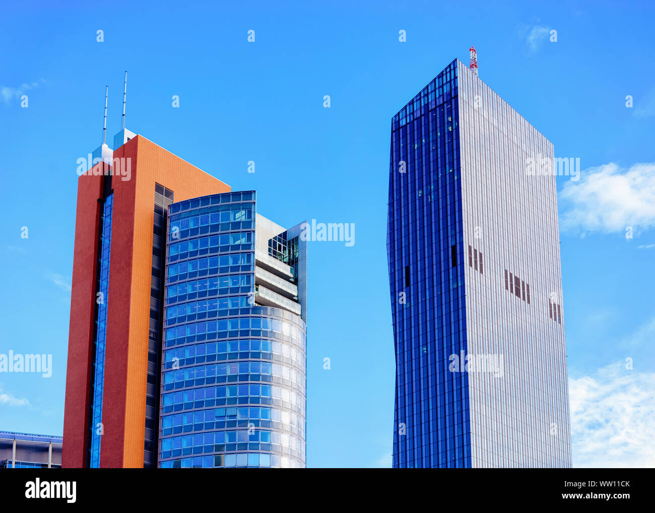 Bureau d'affaires de verre dans l'architecture des édifices de la ville moderne à Vienne en Autriche Banque D'Images