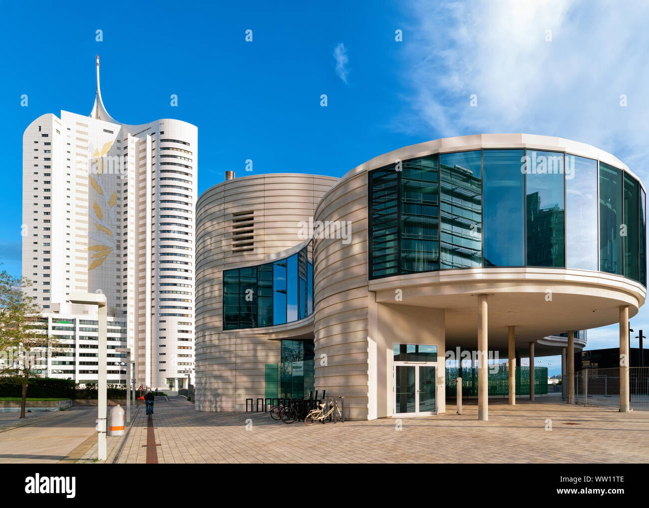 Bureau d'affaires de verre à l'architecture des édifices de la ville moderne de l'Autriche à Vienne Banque D'Images