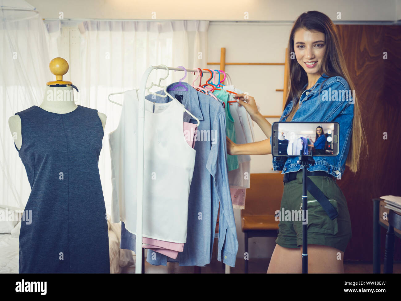 Jeune fille vente de vêtements en ligne en live streaming à partir de  téléphone mobile Photo Stock - Alamy