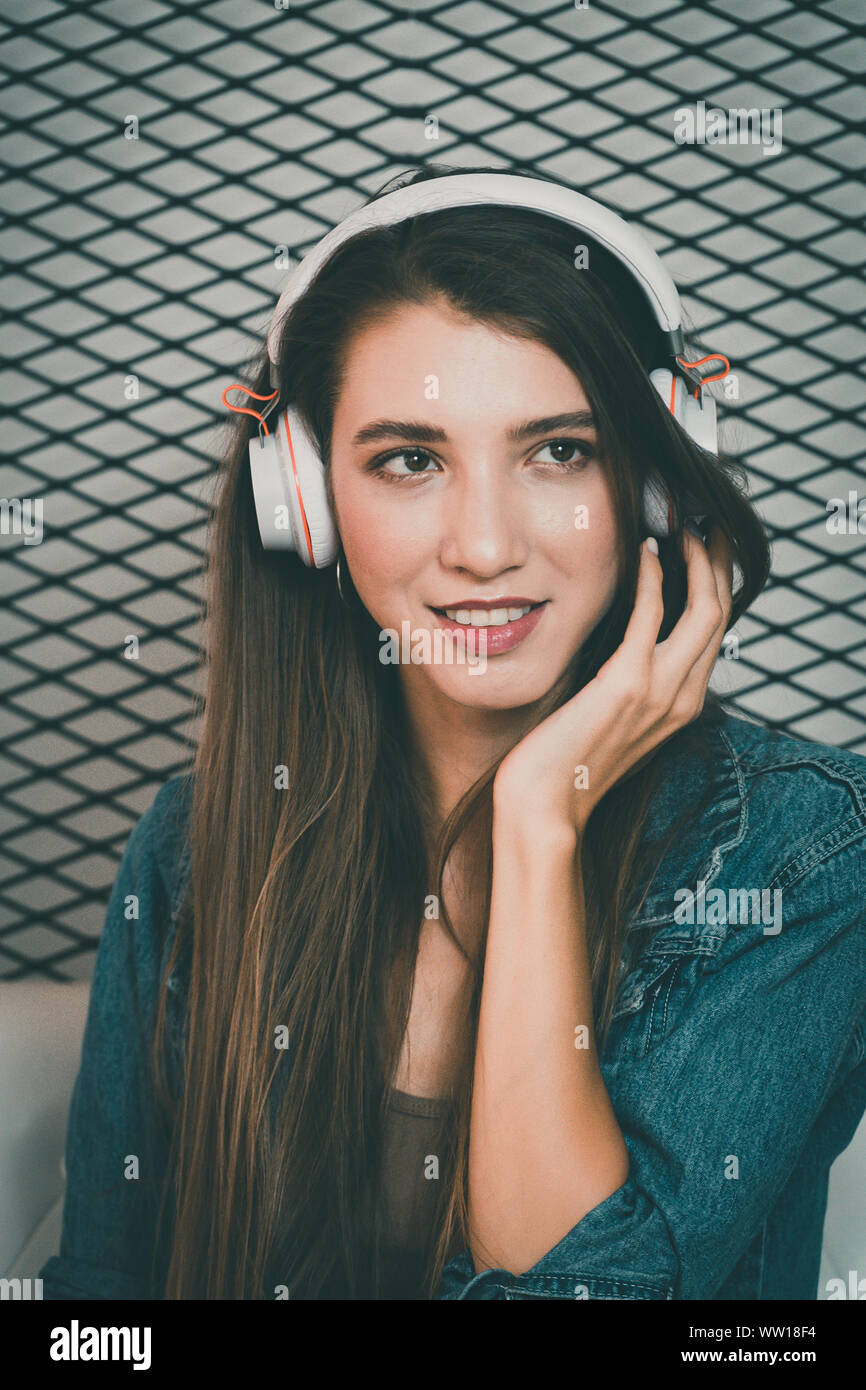 Jeune fille belle de profiter de la musique. Banque D'Images