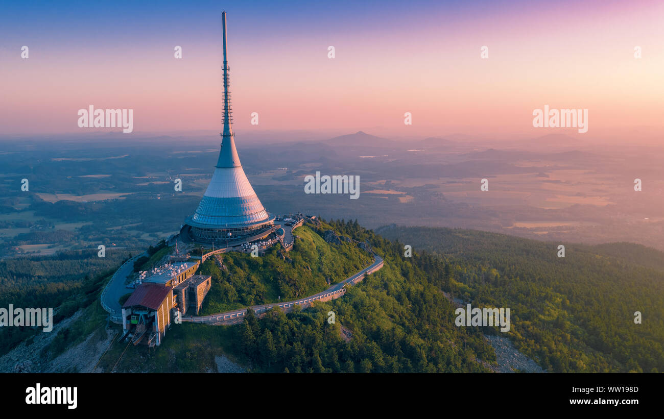 Bâtiment architectural unique. Hôtel et émetteur de télévision au sommet de la montagne Jested, Liberec, République tchèque. Banque D'Images