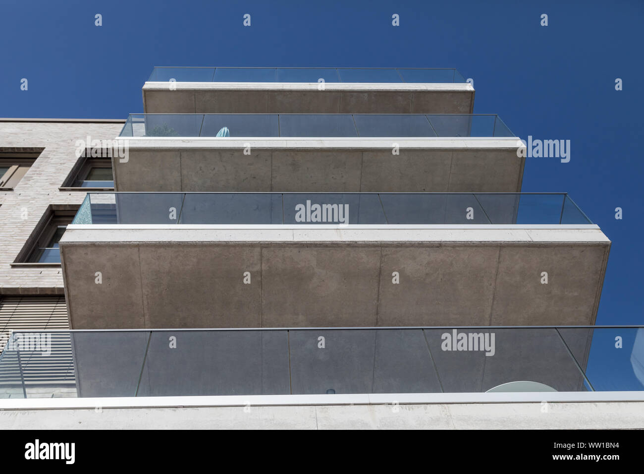 Bâtiment moderne avec balcon en béton Banque D'Images