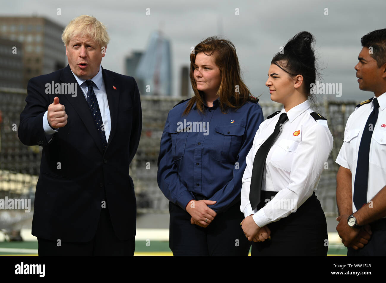 Premier ministre Boris Johnson parle d'apprentis qu'il visite l'NLV Pharos, un phare adjudication amarré sur la Tamise à Londres marque la Semaine internationale de l'expédition. Banque D'Images