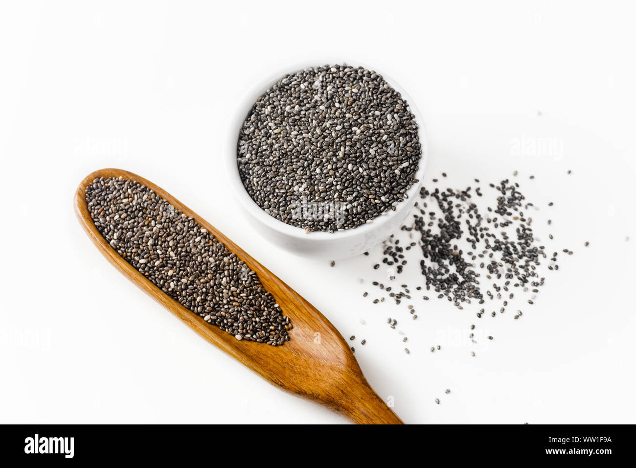 Matières noir chia sseds sur fond blanc. Superfood, mode de vie sain concept ingrédient Banque D'Images