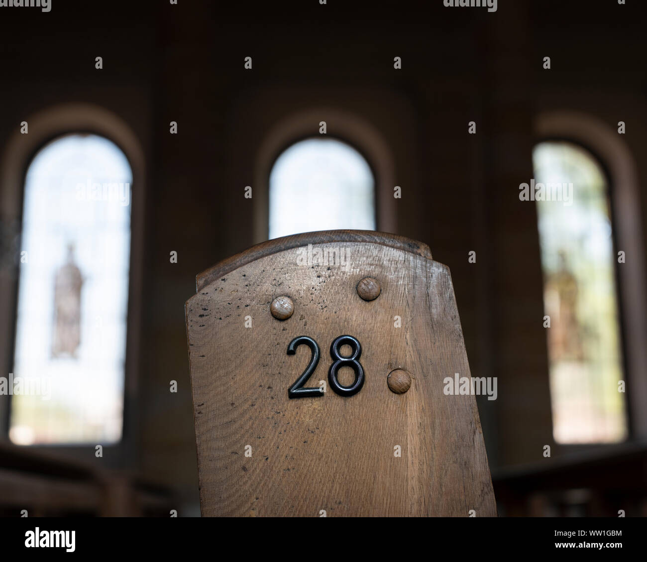 Numéro 28 sur le côté de l'ancienne église en bois banc avec fenêtres romanes dans l'arrière-plan Banque D'Images