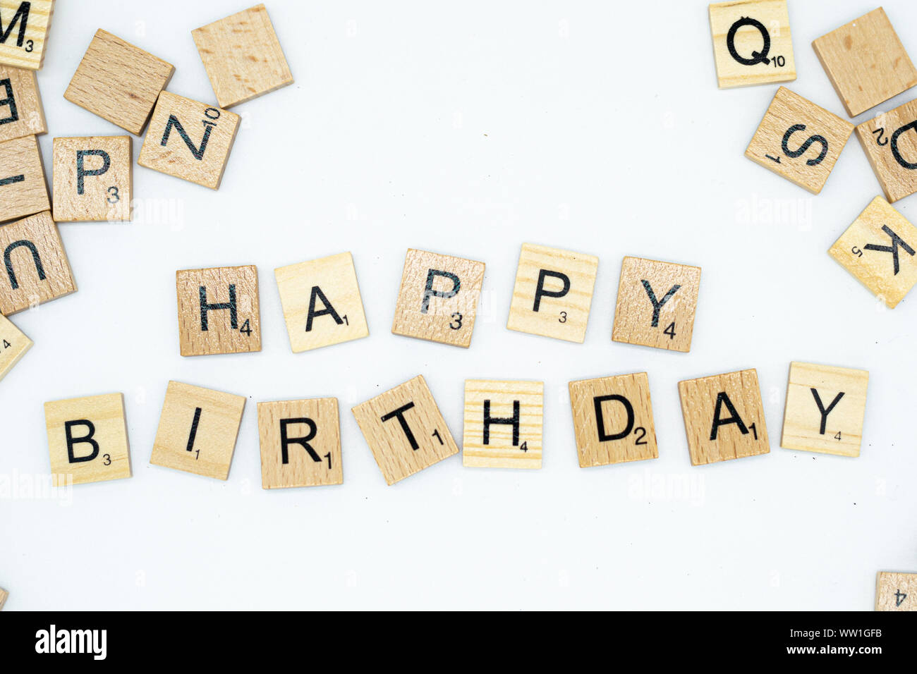 De Plus Joyeux Anniversaire L Epeautre En Lettres En Bois Sur Fond Blanc Photo Stock Alamy