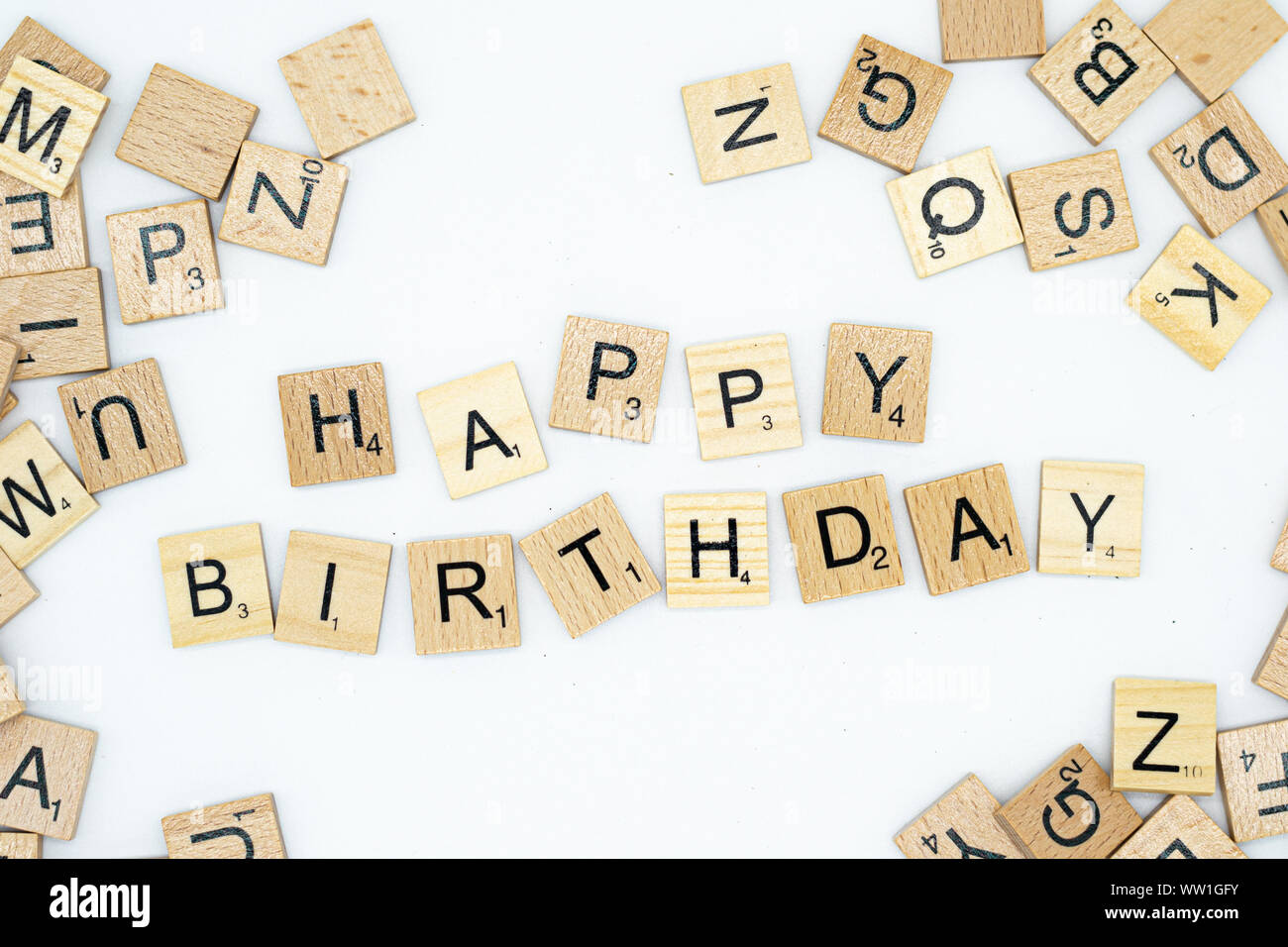 De plus joyeux anniversaire l'épeautre en lettres en bois sur fond blanc Banque D'Images