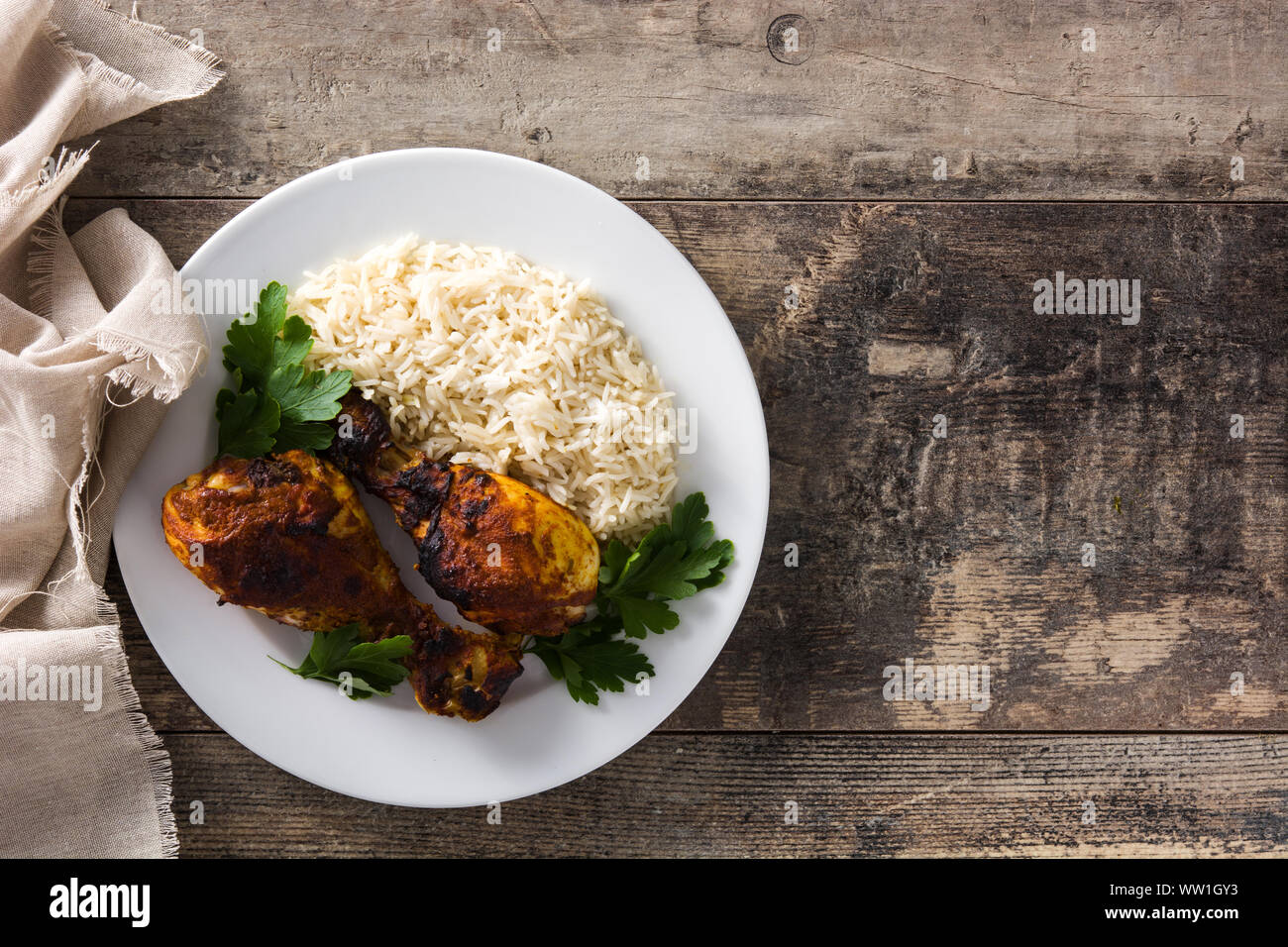 Poulet tandoori grillés avec du riz basmati en plaque sur les tables en bois. Vue d'en haut. Copy space Banque D'Images