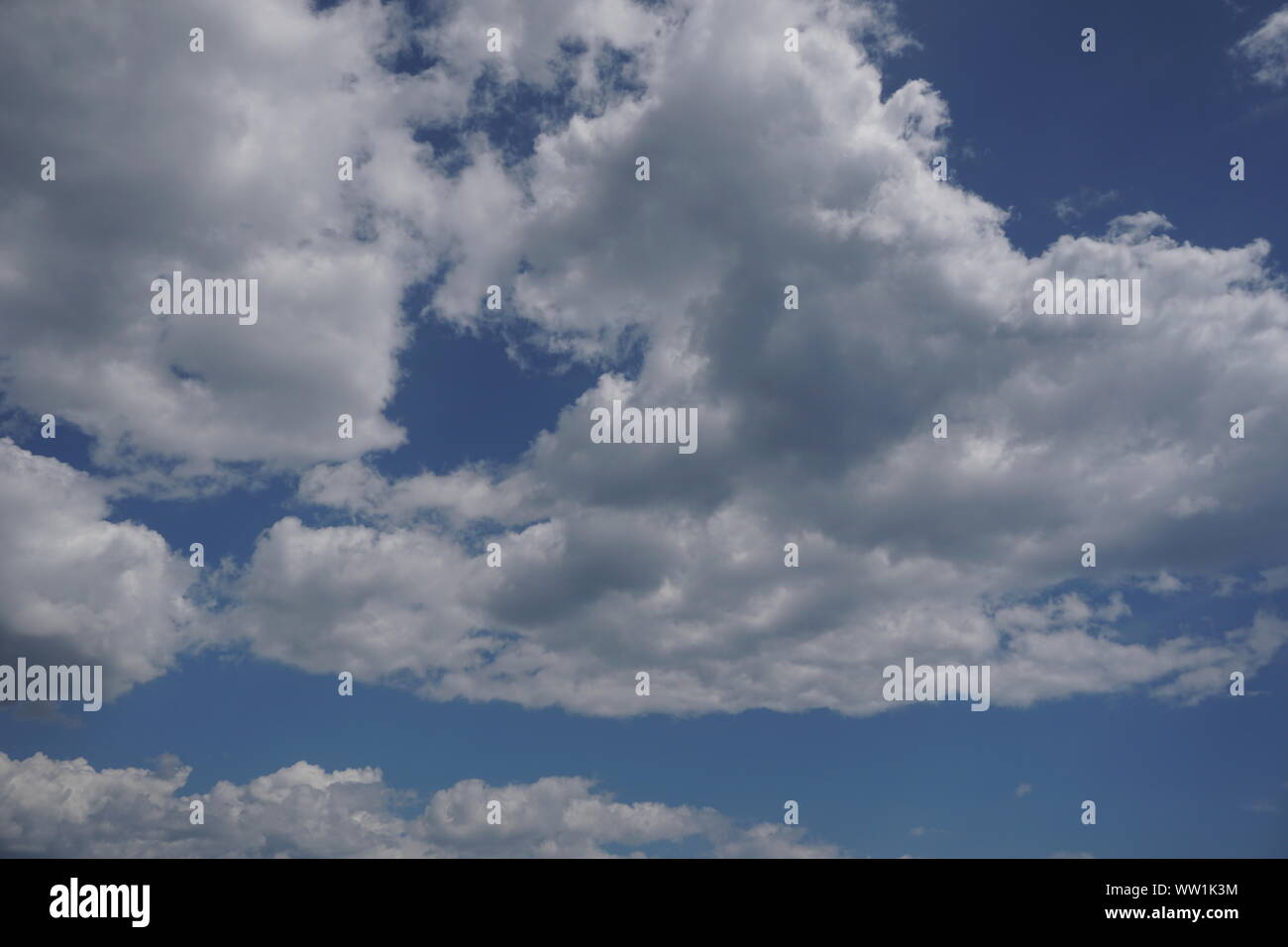 Ciel bleu avec des nuages en arrière-plan Banque D'Images