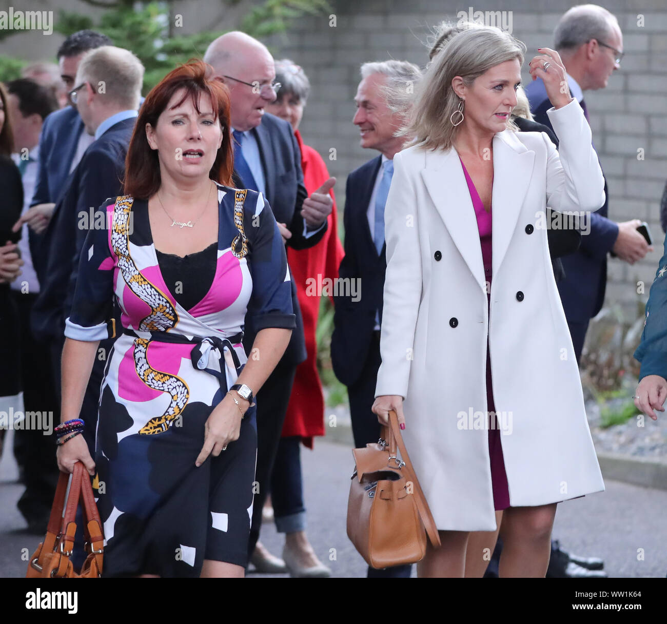 Josepha Madigan (à gauche) et Maria Bailey au cours de la réunion  parlementaire à Fine Gael du Garryvoe Hotel à Cork Photo Stock - Alamy