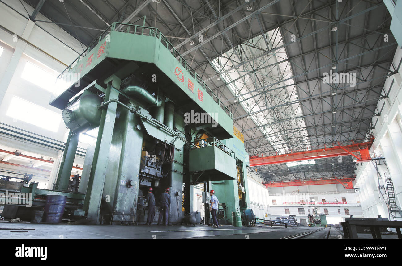 Beijing, Chine. Sep 12, 2019. Photo prise en 2018 fichier montre un 80MN de vis électrique à commande numérique appuyez sur à l'aviation de la Chine Jiangxi Jinghang Forge & Casting Co., à Jingdezhen, Chine de l'est la province de Jiangxi. Source : Xinhua/Alamy Live News Banque D'Images