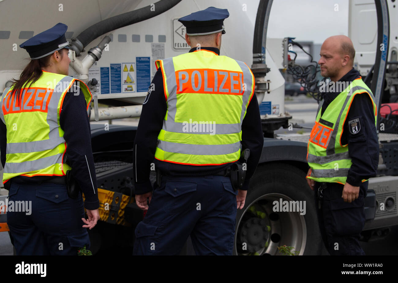 Berlin, Allemagne. Sep 12, 2019. Les agents de police sont debout à un point de contrôle sur un camion qui a été tiré. L'action de la police de Berlin dans l'est de la ville fait partie de la commande à l'échelle nationale : Nous pourrons ainsi "journée.mobil.leben - Brummis im Blick". Crédit : Paul Zinken/dpa/Alamy Live News Crédit : afp photo alliance/Alamy Live News Banque D'Images