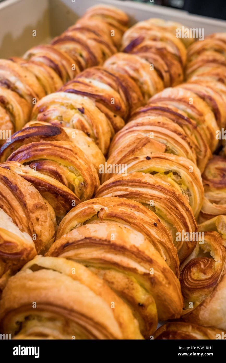 Beaucoup de viennoiseries fraîchement soutenue en vente close-up Banque D'Images