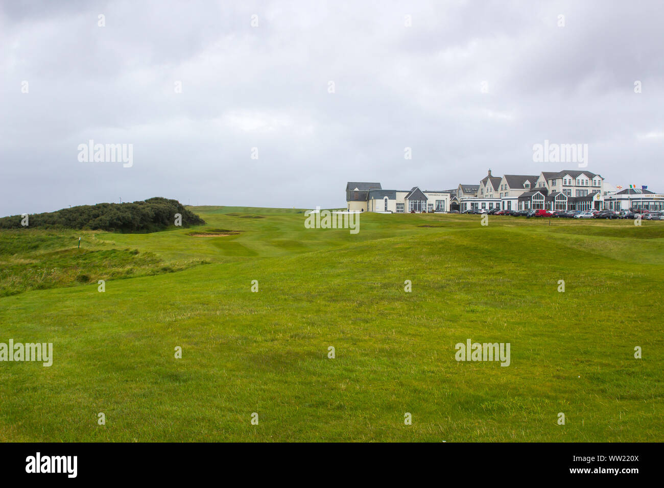 22 Augusrt 2019 Le Grand Hôtel du Nord sur le Golf de Bundoran, dans le comté de Donegal en Irlande sur un jour humide avec des nuages de tempête menaçante au-dessus. Banque D'Images