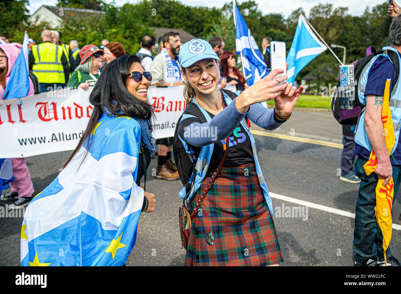 Le 7 septembre 2019, Perth, Perth et Kinross, Royaume-Uni : les femmes prennent les selfies un pendant la marche..Des milliers de partisans de l'indépendance écossaise ont défilé à Perth dans le cadre du "tout sous le même bannerâ€™ de protestation, comme la coalition vise à exécuter de tels événements jusqu'à ce que l'Ecosse est 'libre (crédit Image : © Stewart Kirby/SOPA des images à l'aide de Zuma sur le fil) Banque D'Images