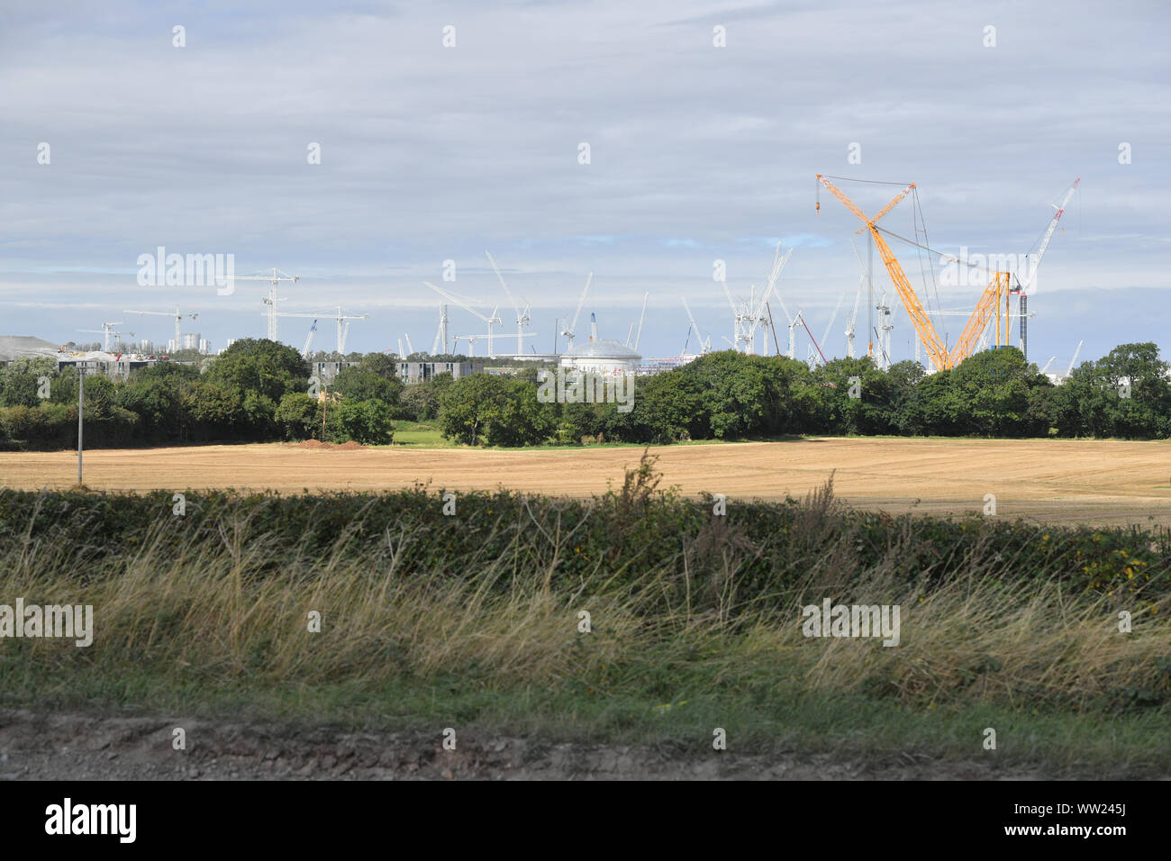 Le travail se poursuit sur l'îlot nucléaire à Hinkley Point C power station où 'Big Carl', la plus grande grue est prête à commencer à travailler sur le site dans le Somerset. Capable de se tenir debout jusqu'à 250 m de hauteur, la grue Sarens SCC-250 peut atteindre plus haut que la tour la plus haute au London's Canary Wharf et peut transporter 5 000 tonnes en un seul levage. Banque D'Images
