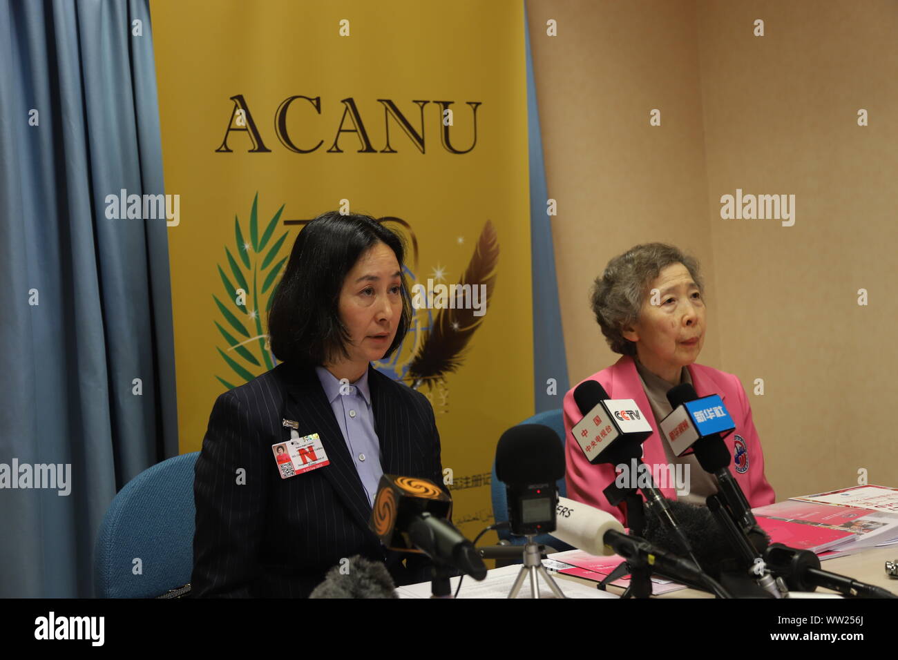 Genève, Suisse. Sep 11, 2019. Pansy Ho Chiu-king (L), président de la Fédération de Hong Kong de la femme, assiste à une conférence de presse tenue par l'ASSOCIATION DES NATIONS UNIES (ACANU) à Genève, Suisse, le 11 septembre 2019. "Nous devrions être s'asseoir et de réfléchir et d'exprimer,' dit Ho dans la conférence de presse, ajoutant que même si les gens de Hong Kong ont cette liberté, certains radicaux juste choisi de ne pas l'utiliser mais plutôt à créer tant de ravages, de prendre en otage d'autres la liberté des gens et de l'homme de vivre une vie normale. Crédit : Chen Junxia/Xinhua/Alamy Live News Banque D'Images Genève, Suisse. Sep 11, 2019. Pansy Ho Chiu-king (L), président de la Fédération de Hong Kong de la femme, assiste à une conférence de presse tenue par l'ASSOCIATION DES NATIONS UNIES (ACANU) à Genève, Suisse, le 11 septembre 2019. "Nous devrions être s'asseoir et de réfléchir et d'exprimer,' dit Ho dans la conférence de presse, ajoutant que même si les gens de Hong Kong ont cette liberté, certains radicaux juste choisi de ne pas l'utiliser mais plutôt à créer tant de ravages, de prendre en otage d'autres la liberté des gens et de l'homme de vivre une vie normale. Crédit : Chen Junxia/Xinhua/Alamy Live News Banque D'Images