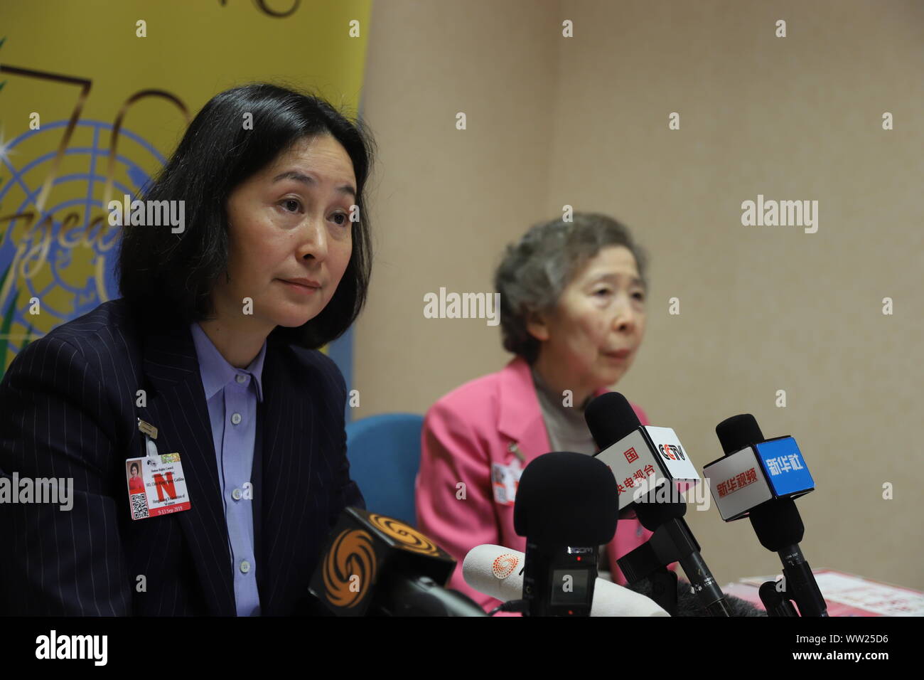 Genève, Suisse. Sep 11, 2019. Pansy Ho Chiu-king (L), président de la Fédération de Hong Kong de la femme, assiste à une conférence de presse tenue par l'ASSOCIATION DES NATIONS UNIES (ACANU) à Genève, Suisse, le 11 septembre 2019. "Nous devrions être s'asseoir et de réfléchir et d'exprimer,' dit Ho dans la conférence de presse, ajoutant que même si les gens de Hong Kong ont cette liberté, certains radicaux juste choisi de ne pas l'utiliser mais plutôt à créer tant de ravages, de prendre en otage d'autres la liberté des gens et de l'homme de vivre une vie normale. Crédit : Chen Junxia/Xinhua/Alamy Live News Banque D'Images Genève, Suisse. Sep 11, 2019. Pansy Ho Chiu-king (L), président de la Fédération de Hong Kong de la femme, assiste à une conférence de presse tenue par l'ASSOCIATION DES NATIONS UNIES (ACANU) à Genève, Suisse, le 11 septembre 2019. "Nous devrions être s'asseoir et de réfléchir et d'exprimer,' dit Ho dans la conférence de presse, ajoutant que même si les gens de Hong Kong ont cette liberté, certains radicaux juste choisi de ne pas l'utiliser mais plutôt à créer tant de ravages, de prendre en otage d'autres la liberté des gens et de l'homme de vivre une vie normale. Crédit : Chen Junxia/Xinhua/Alamy Live News Banque D'Images