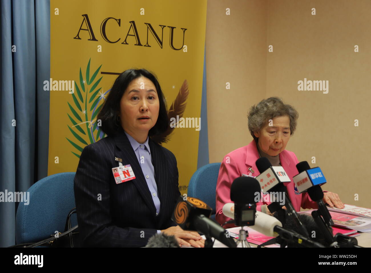 Genève, Suisse. Sep 11, 2019. Pansy Ho Chiu-king (L), président de la Fédération de Hong Kong de la femme, assiste à une conférence de presse tenue par l'ASSOCIATION DES NATIONS UNIES (ACANU) à Genève, Suisse, le 11 septembre 2019. "Nous devrions être s'asseoir et de réfléchir et d'exprimer,' dit Ho dans la conférence de presse, ajoutant que même si les gens de Hong Kong ont cette liberté, certains radicaux juste choisi de ne pas l'utiliser mais plutôt à créer tant de ravages, de prendre en otage d'autres la liberté des gens et de l'homme de vivre une vie normale. Crédit : Chen Junxia/Xinhua/Alamy Live News Banque D'Images Genève, Suisse. Sep 11, 2019. Pansy Ho Chiu-king (L), président de la Fédération de Hong Kong de la femme, assiste à une conférence de presse tenue par l'ASSOCIATION DES NATIONS UNIES (ACANU) à Genève, Suisse, le 11 septembre 2019. "Nous devrions être s'asseoir et de réfléchir et d'exprimer,' dit Ho dans la conférence de presse, ajoutant que même si les gens de Hong Kong ont cette liberté, certains radicaux juste choisi de ne pas l'utiliser mais plutôt à créer tant de ravages, de prendre en otage d'autres la liberté des gens et de l'homme de vivre une vie normale. Crédit : Chen Junxia/Xinhua/Alamy Live News Banque D'Images