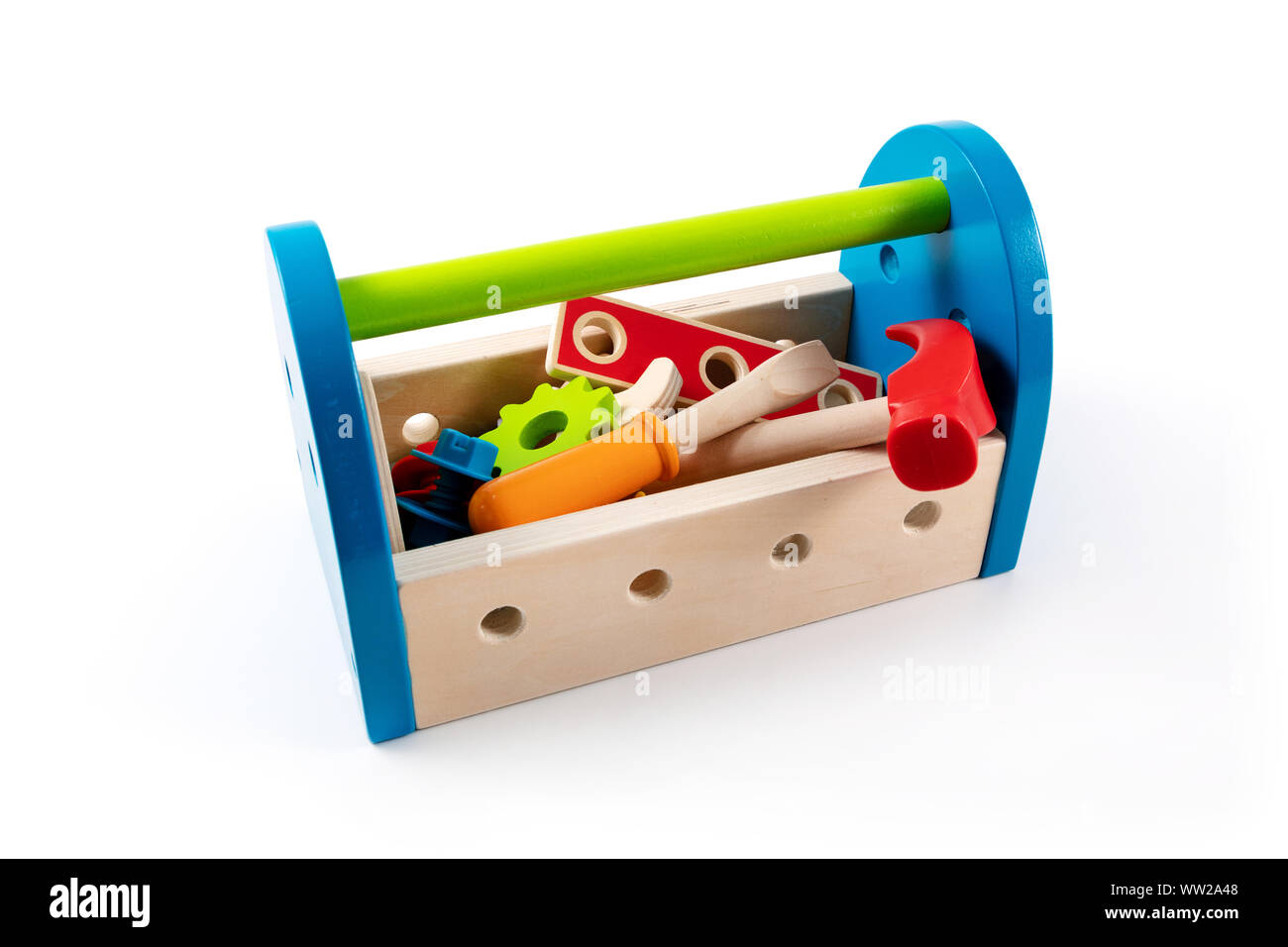 Boîte à outils en bois coloré avec outils jouet isolé sur fond blanc Banque D'Images