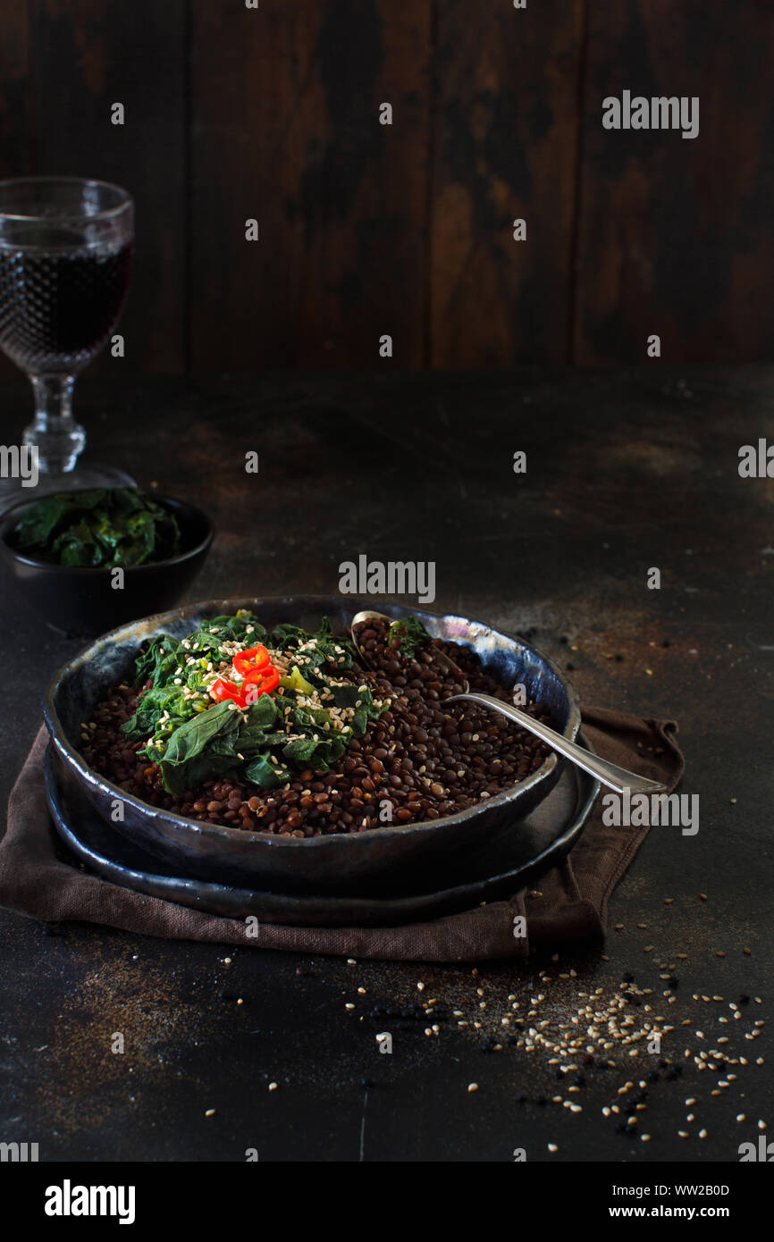 Lentilles beluga noir et légumes stew close up Banque D'Images