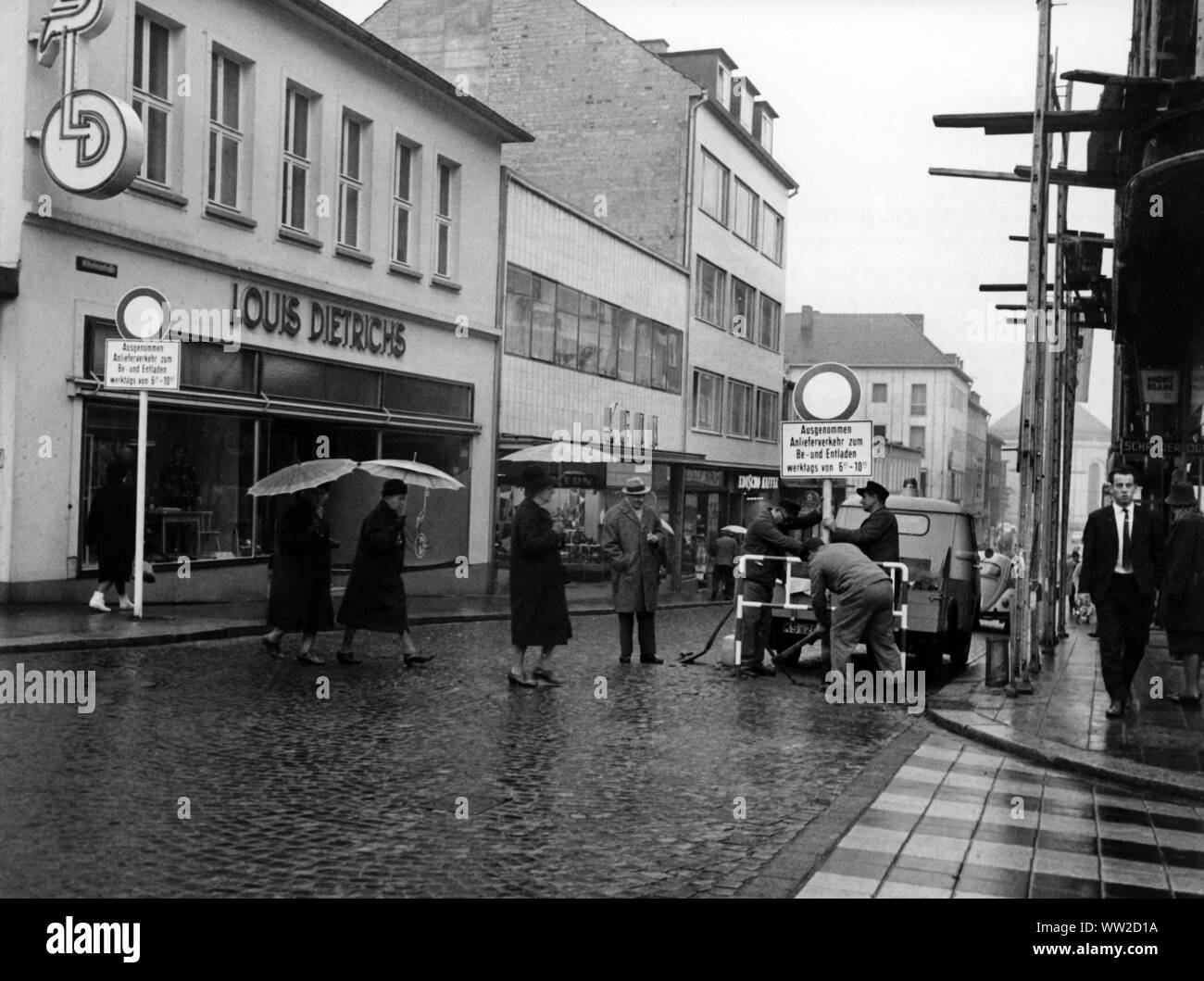 Signes de blocage sont érigées dans Wilhelmstrasse à Kassel. À la fin de 1964, la zone piétonne autour de Obere Königstrasse à Kassel, qui existe depuis 1961, a été étendu pour inclure des parties de Wilhelmstrasse. Dans le monde d'utilisation | Banque D'Images