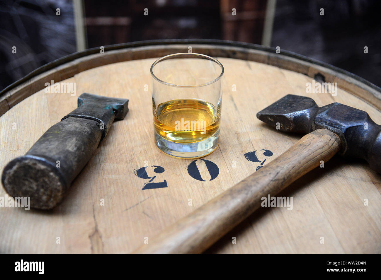JON SAVAGE PHOTOGRAPHIE UN VERRE DE WHISKY SINGLE HIGHLAND MALT AU-DESSUS D'un fût de whisky Banque D'Images