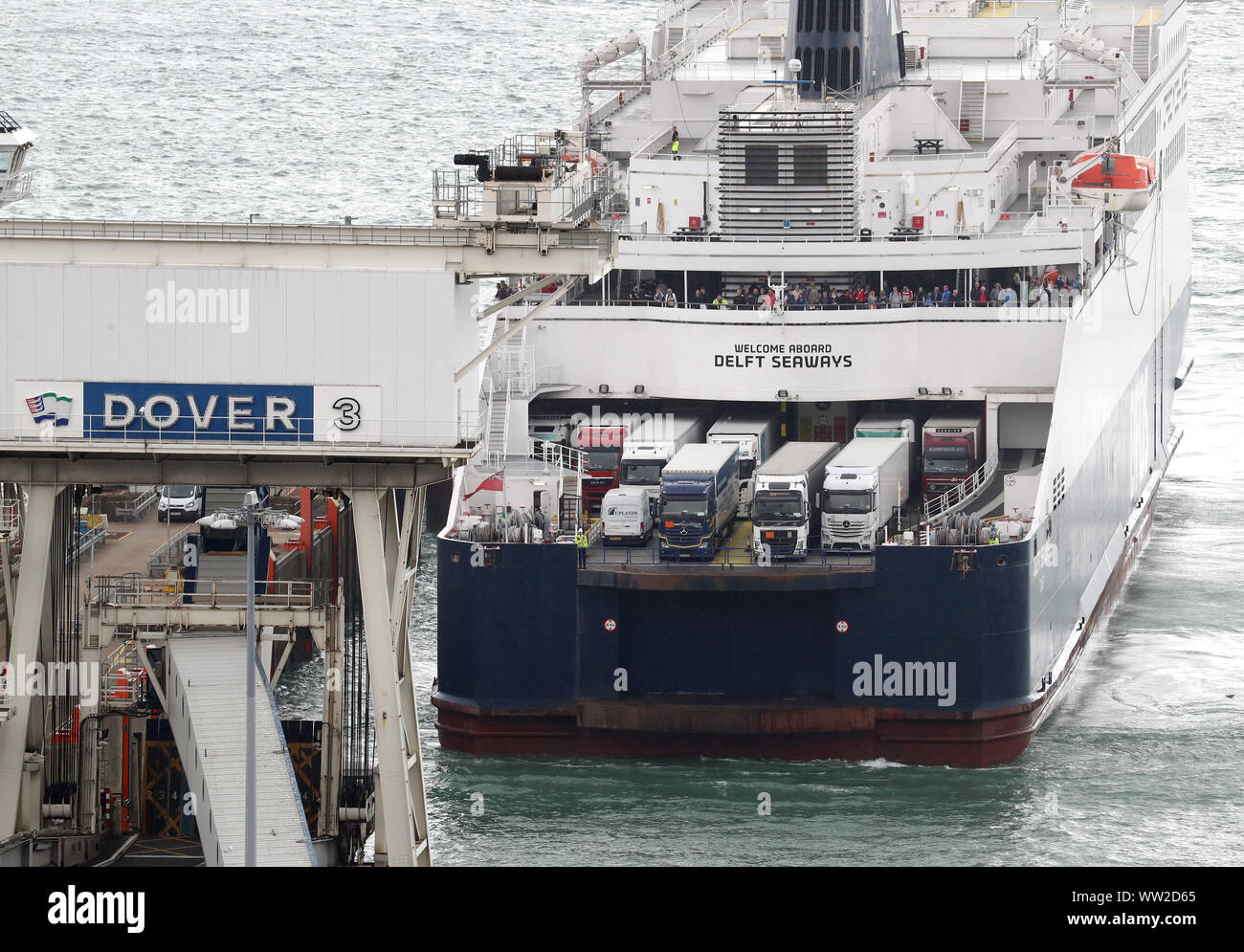 Un ferry transportant des camions arrive au port de Douvres dans le Kent , comme de l'opposition ont multiplié leurs offres pour le rappel immédiat du Parlement après que le gouvernement a rendu publics les détails de son fonctionnement Yellowhammer no-traiter les préparatifs le mercredi. Banque D'Images