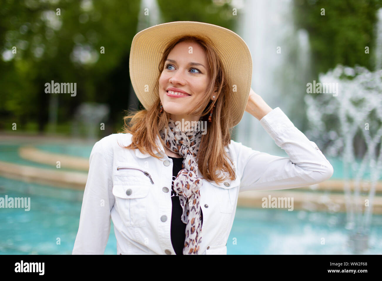 Happy young woman in hat naturel au parc avec fontaine à l'écart, Budapest, l'île Margaret, Hongrie Banque D'Images