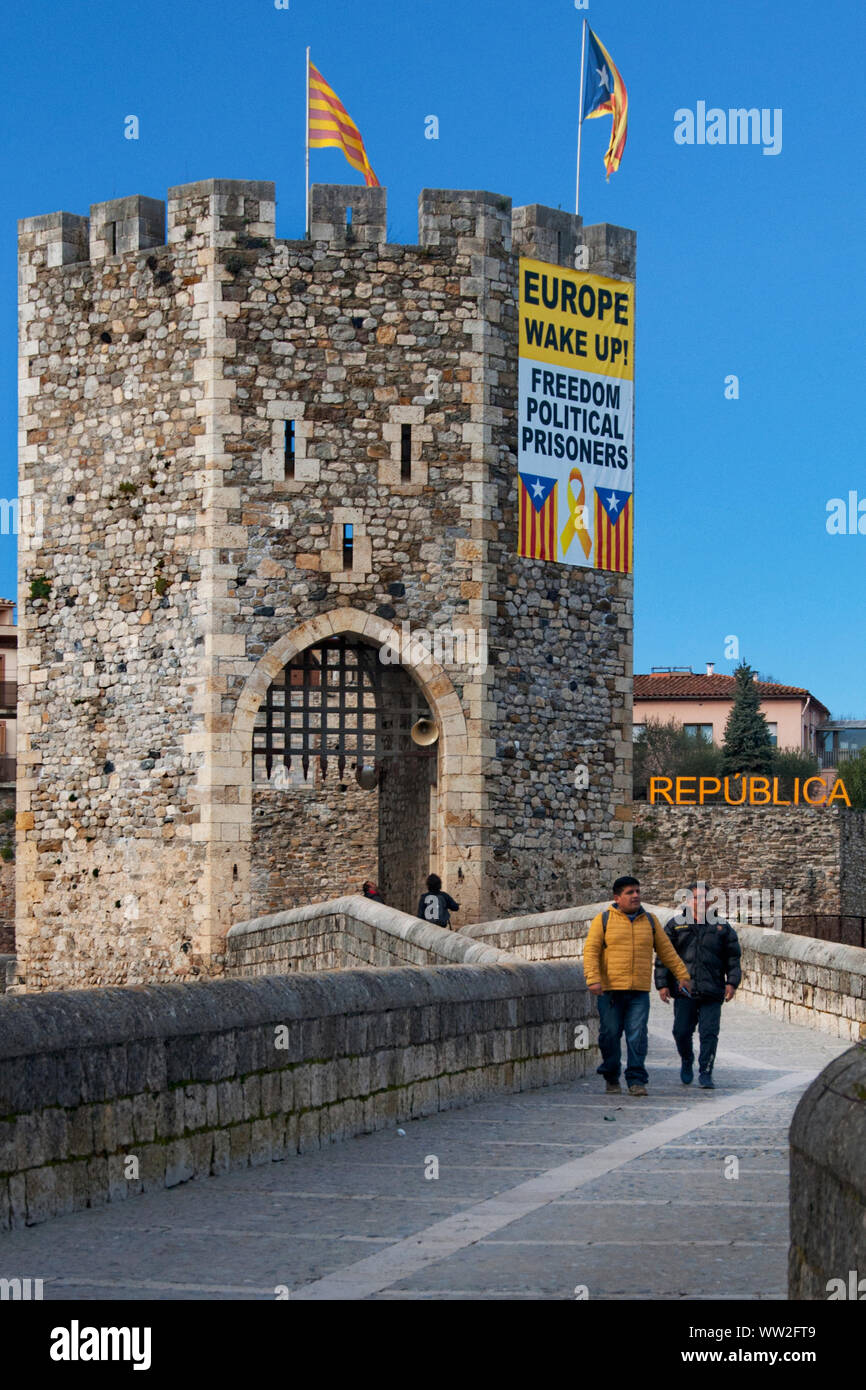 Dans l'affiche de protestation politique Besalu, Catalunya, Espagne Banque D'Images