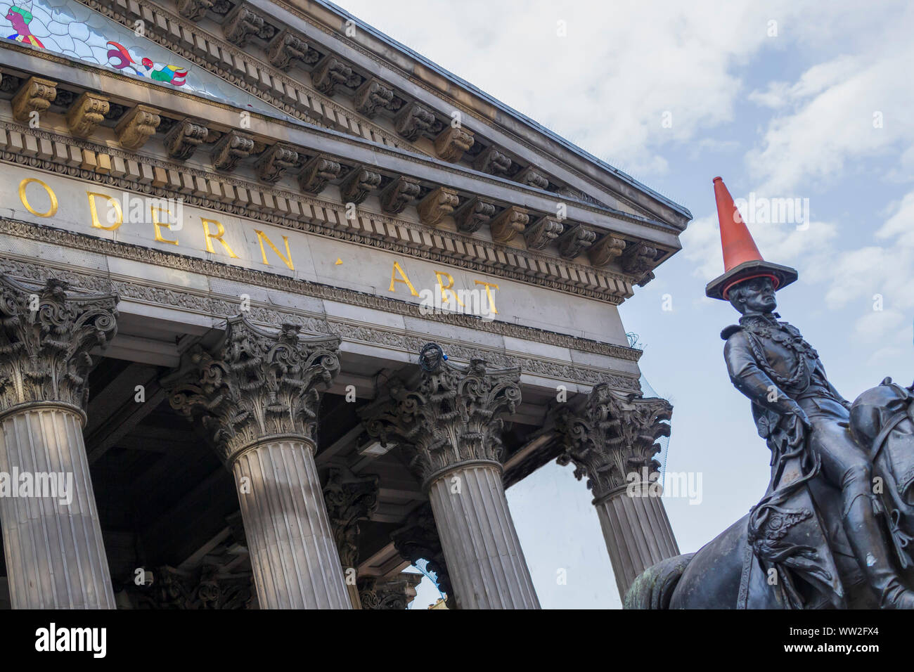 Galerie d'Art moderne de style néoclassique, GoMA, Royal Exchange Square, Glasgow, Écosse, Royaume-Uni, duc de Wellington arborant un cône de circulation, Banque D'Images