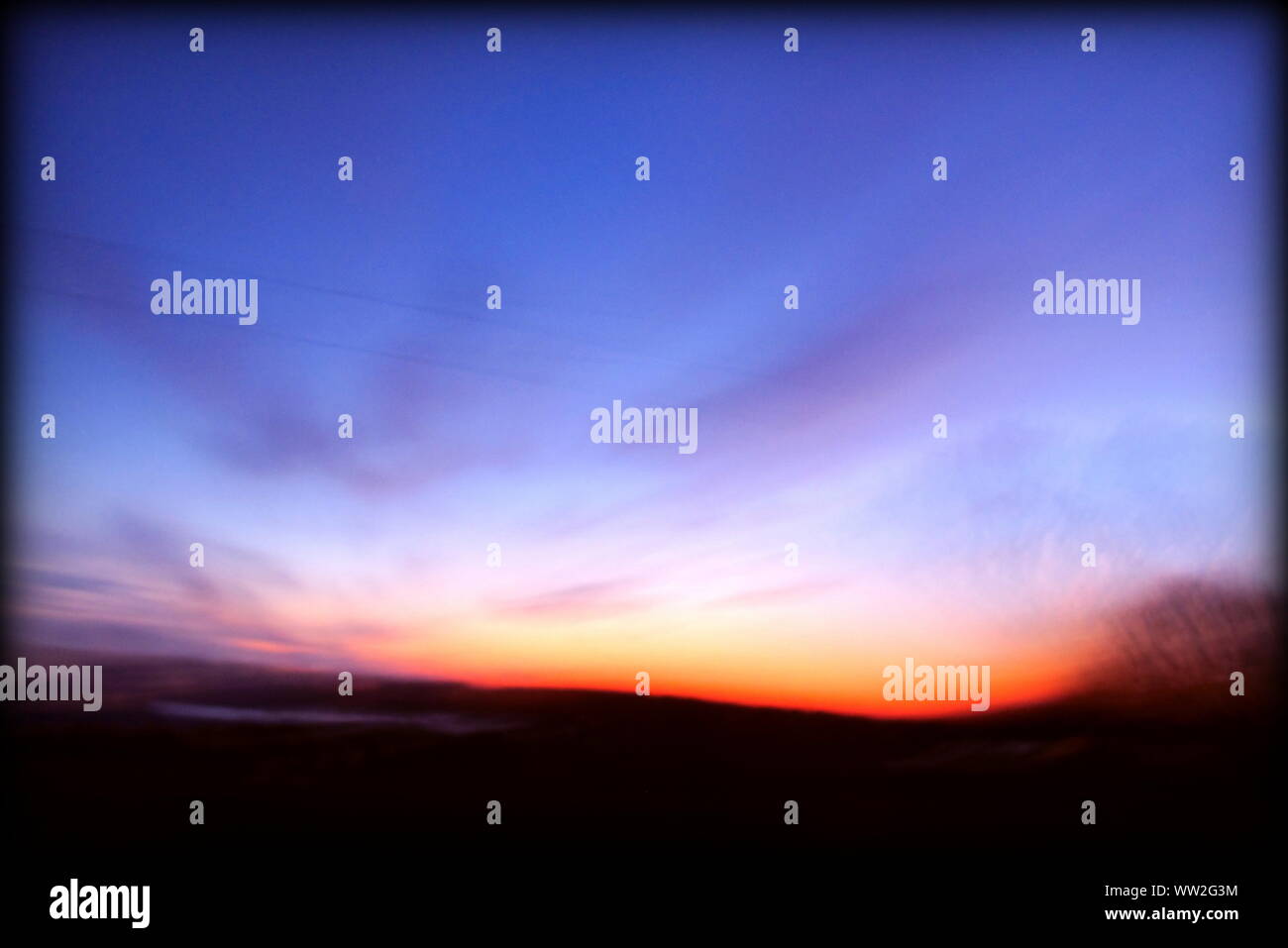 Scène onirique et magique au lever du soleil prises depuis une voiture en mouvement, paysage flou Banque D'Images