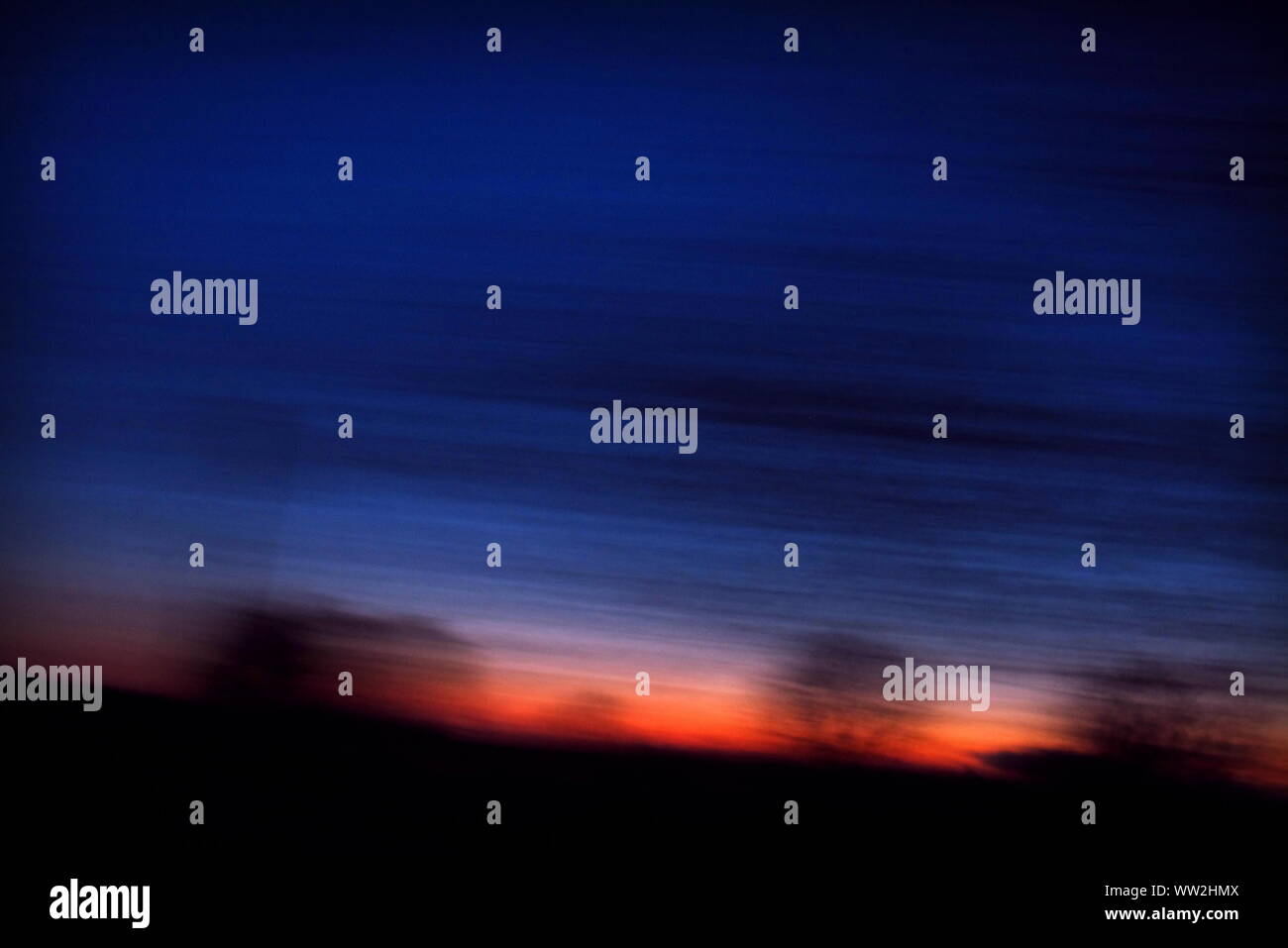 arrière-plan de lever de soleil rouge et bleu, paysage flou, sensation de mouvement et de vitesse Banque D'Images