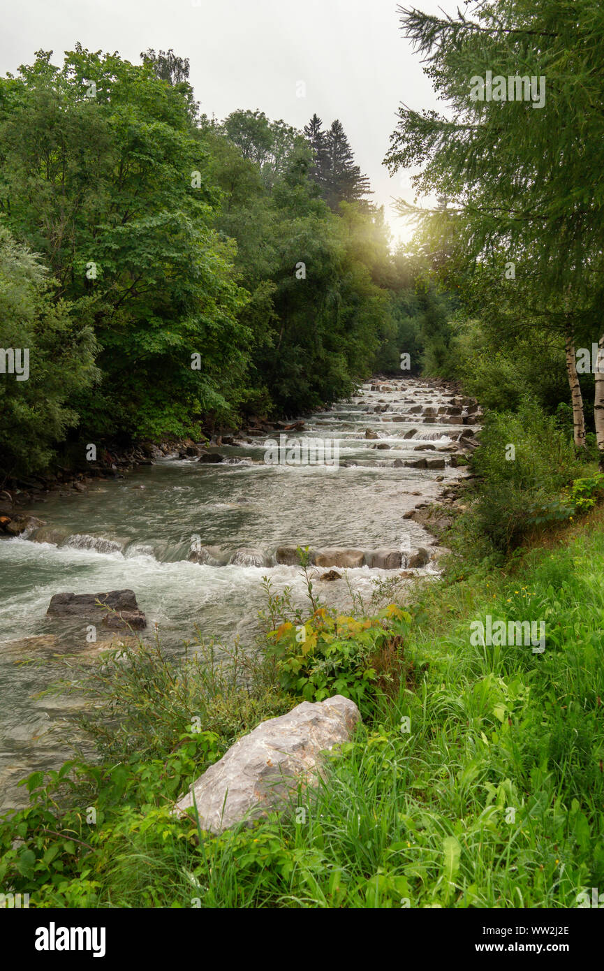 Rivière de montagne Fuscher Ache avec radiers à épaulement, Autriche Banque D'Images