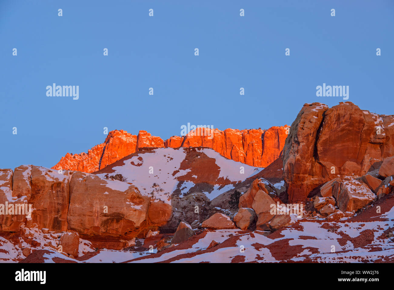 La lumière du matin sur les falaises rouges, Capitol Reef National Park, Utah, USA Banque D'Images