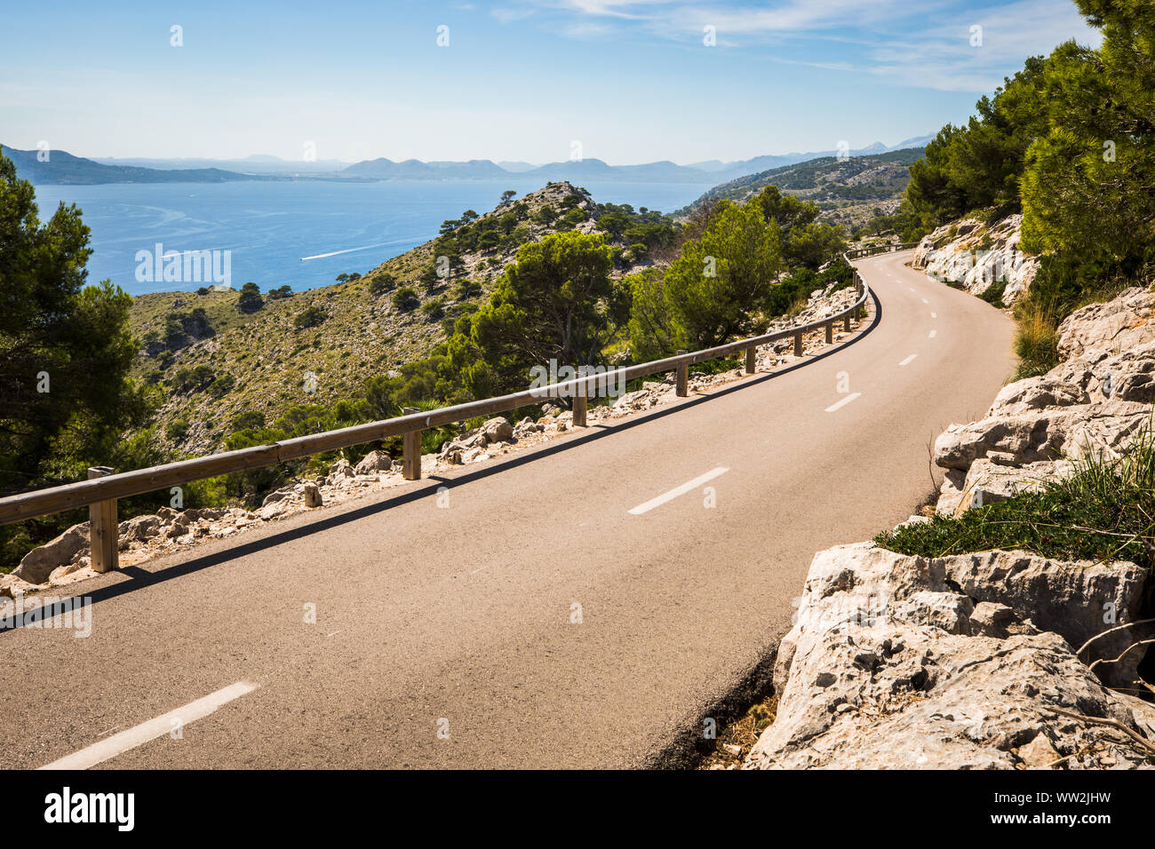 Route étroite à Cap Formentor, Majorque, Iles Baléares Banque D'Images