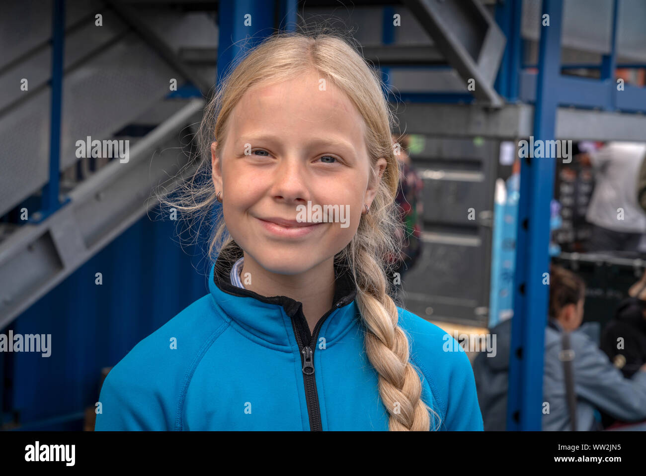 Jeune fille à l'alimentation de rue, Festival de Reykjavik Reykjavik, Islande Banque D'Images