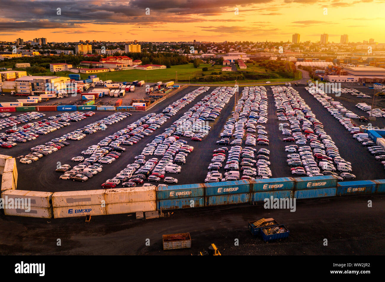 Des voitures et des conteneurs d'expédition, port de Reykjavik, Islande Banque D'Images