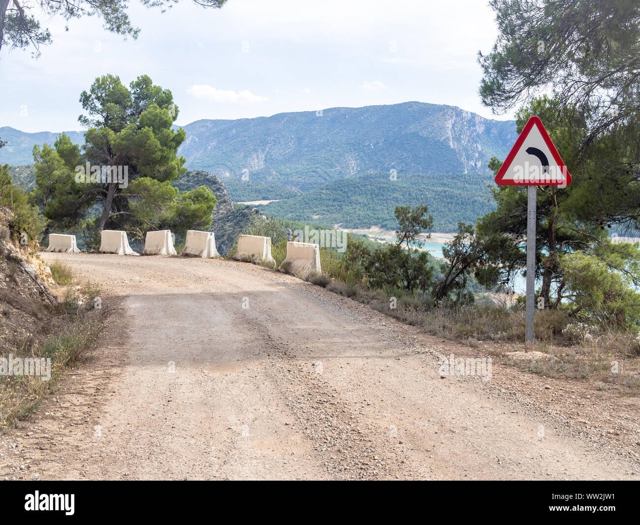 Courbe de gauche à venir signer à une belle randonnée de gravier dans la région de Congost de Mont-rebei (Mont-rebei gorge), Espagne Banque D'Images
