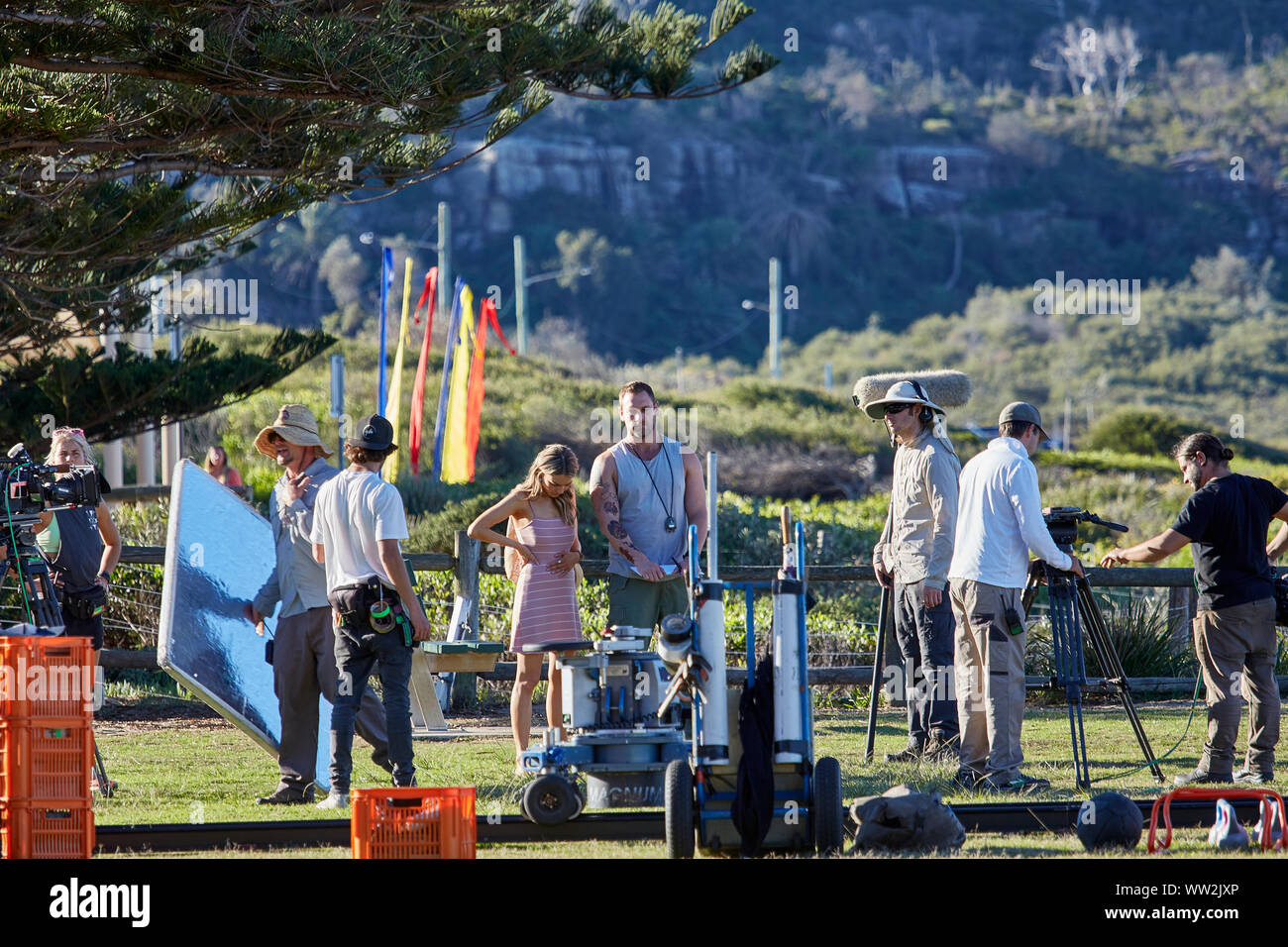 Acteurs Jake Ryan et Sam Frost plus un membre de la distribution du film à préparer le tournage d'une scène de Home & Away séries télé au Palm Beach, Australie Banque D'Images