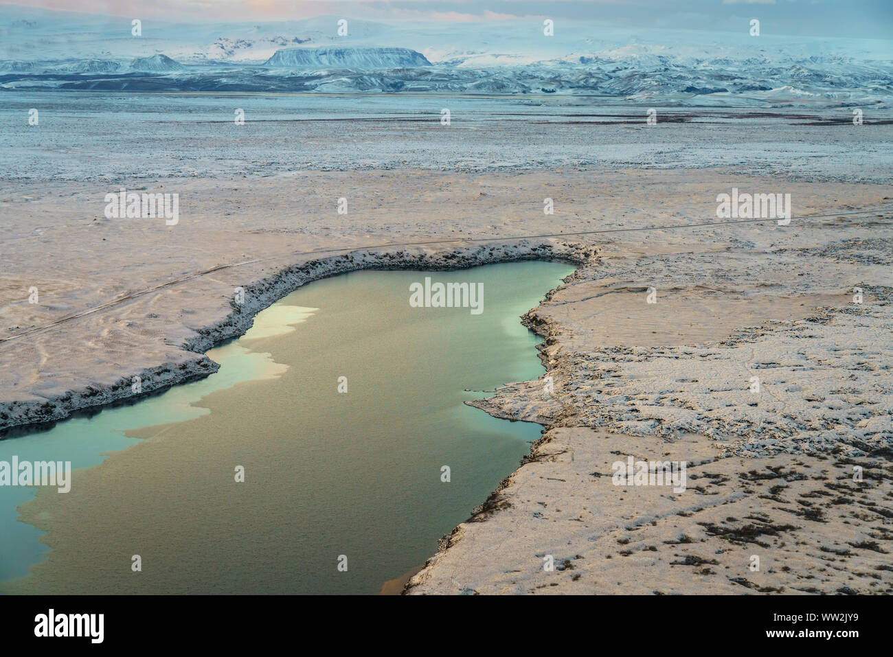 Montagnes couvertes de neige et de lave, Côte Sud, Islande Banque D'Images