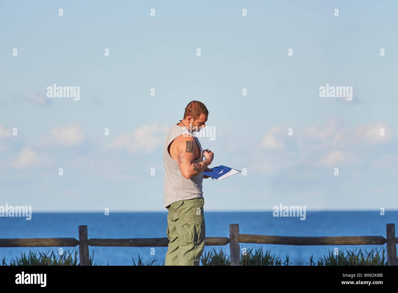 Acteur Jake Ryan qui joue Robbo se prépare à une scène en plein air du film Home & Away séries télé au Palm Beach, Australie Banque D'Images