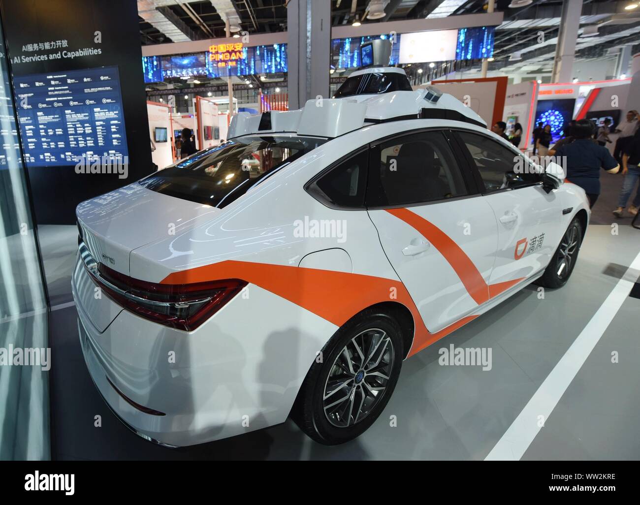 Une auto-Conduite de voiture-ride chinois originaire de l'opérateur de service Chuxing Didi est affichée au cours de la Conférence mondiale de l'Intelligence Artificielle (WAIC) 2019 2019 Banque D'Images