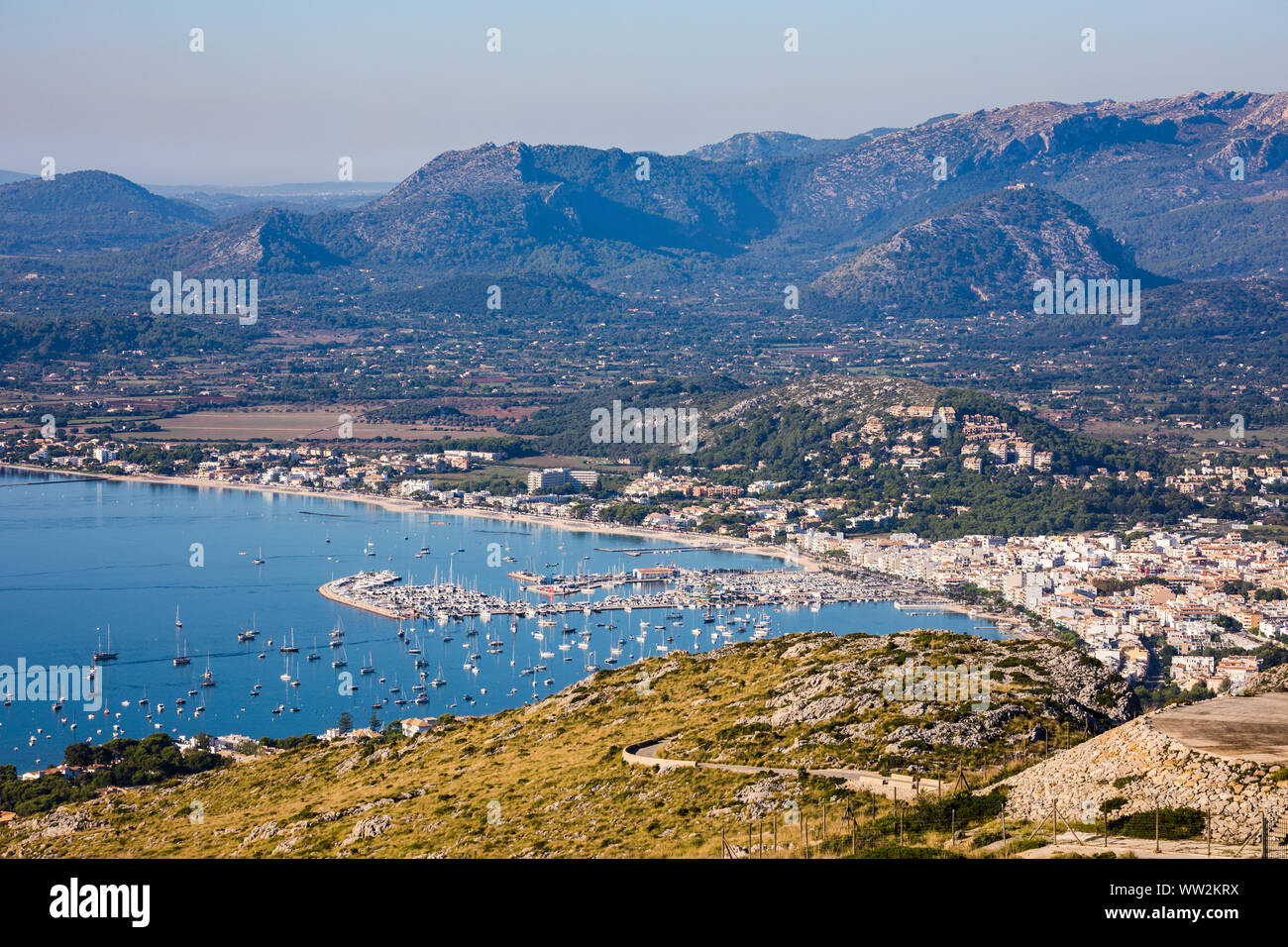 Port de Pollença, Majorque, vu de Es Colomer avec montagnes au loin, Septembre 2018 Banque D'Images