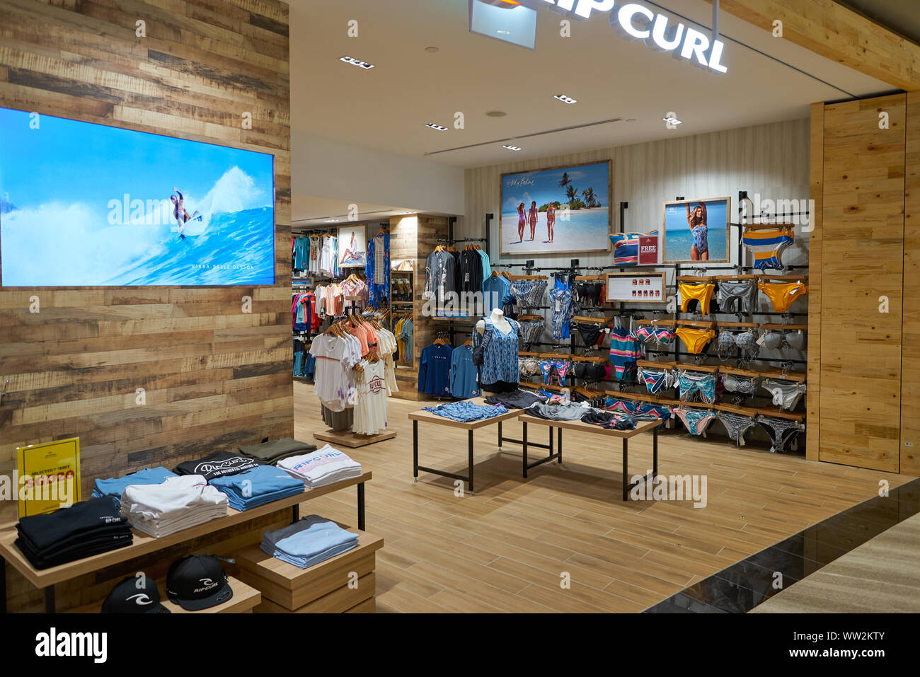 Singapour - CIRCA AVRIL, 2019 : entrée de magasin Rip Curl dans Jewel l'aéroport de Changi. Banque D'Images