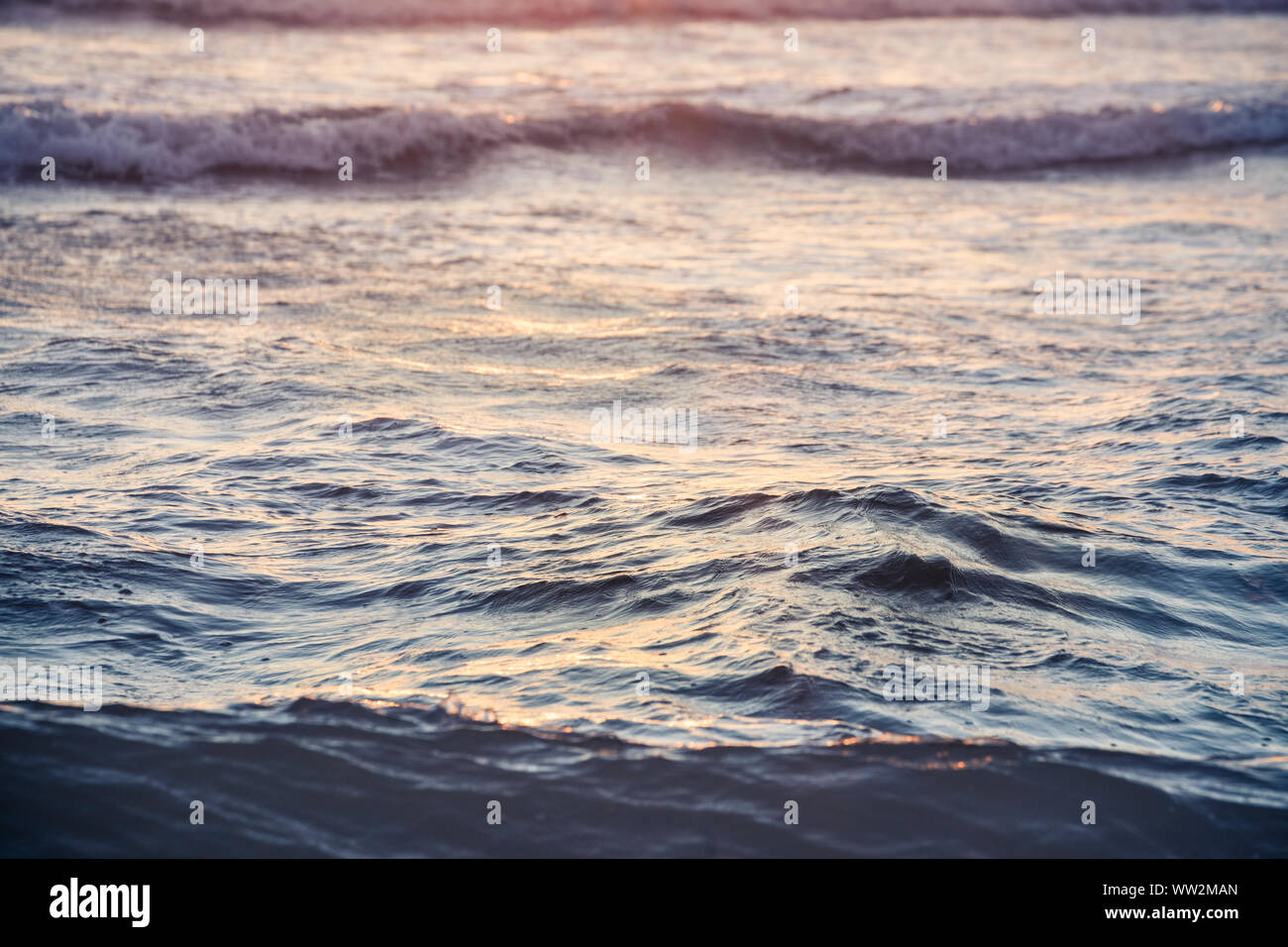 Les petites vagues dans le lever du soleil sur une plage de Majorque, Iles Baléares Banque D'Images