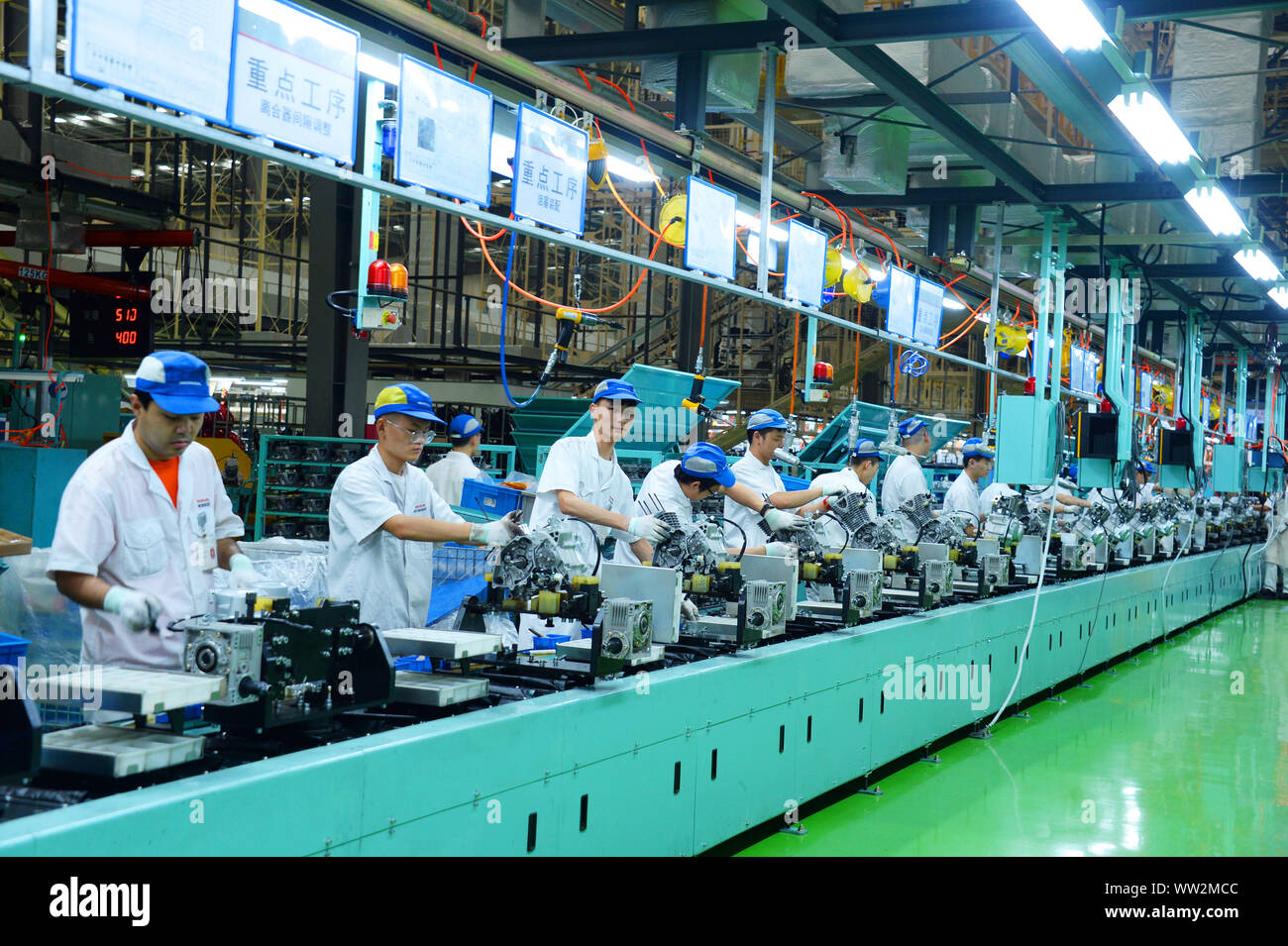 Les travailleurs d'usine chinois assembler des motos sur la ligne d'assemblage à l'usine de motocyclettes Honda Sundiro Co., Ltd. à Taicang City, East China's Jia Banque D'Images